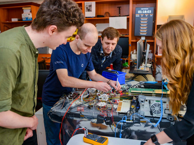 شركة تحصل على 13.5 مليون دولار لتصنيع قمر صناعي لإرسال شبكة إنترنت